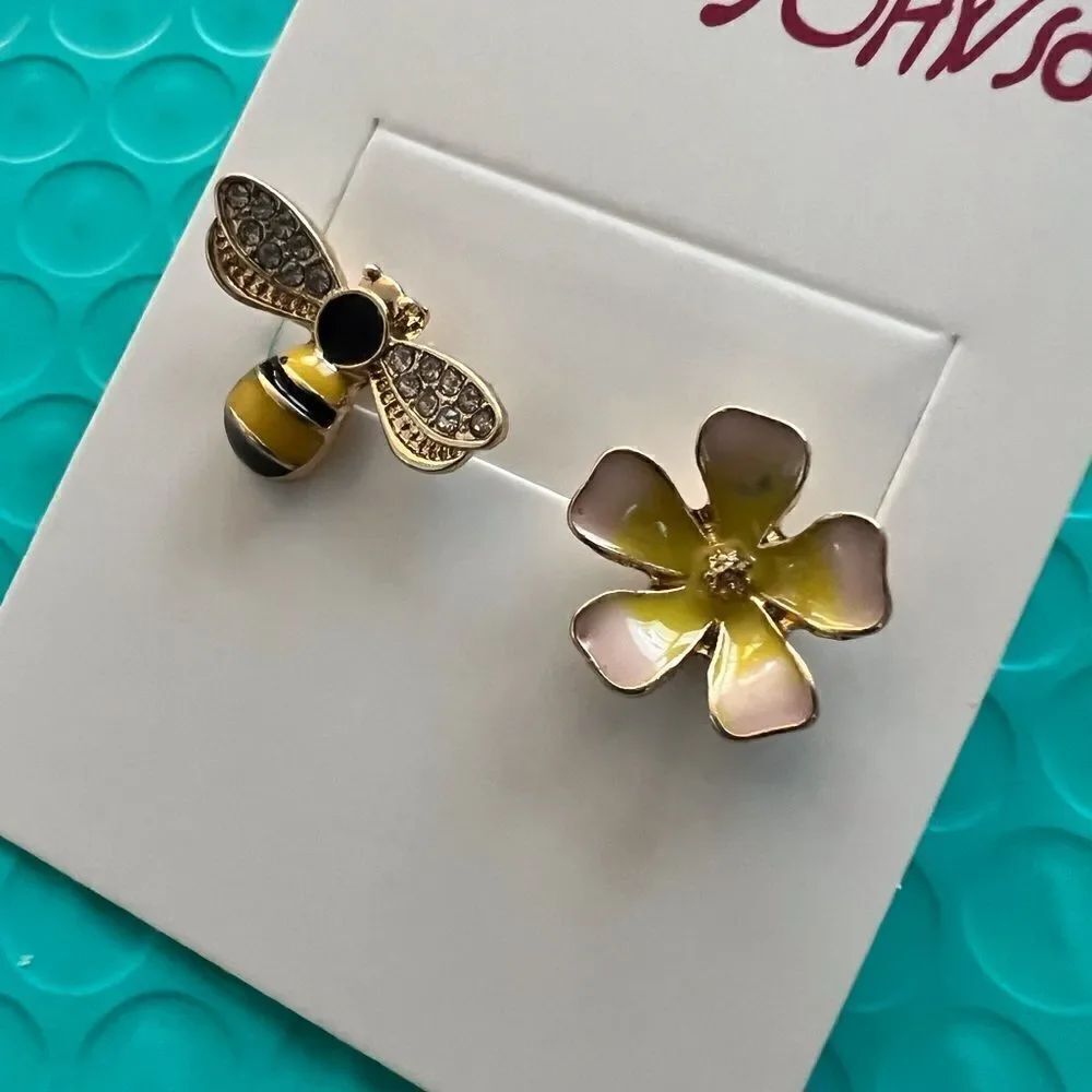 🐝 Betsey Johnson mismatched flower & honeybee earrings 🐝